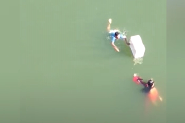 강에 뛰어든 여성 구하려 21m 높이에서 뛰어내린 남성