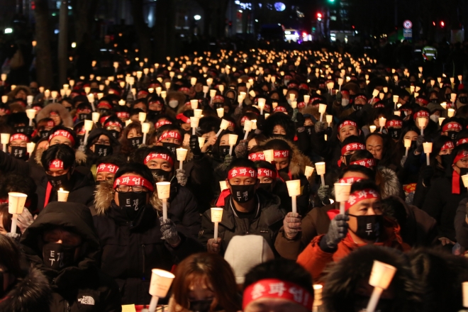 국민은행 노조원들이 지난달 26일 서울 영등포구 여의도 본점 앞에서 총파업 결의대회를 열고 있다. 국민은행 노조 제공