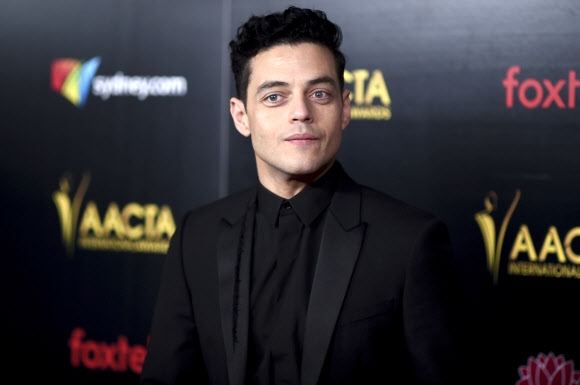 영화 ‘보헤미안 랩소디’의 주연배우 라미 말렉이 4일(현지시간) 캘리포니아주 웨스트 할리우드 몬드리안 호텔에서 열린 ‘제8회 AACTA 시상식’에 참석하고 있다.  AP 연합뉴스