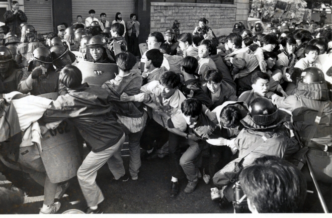 1991년 학원자주화 투쟁에 가담한 명지대학교 학생 강경대가 데모를 진압하던 서울시경 4기동대 소속 전경(소위 백골다)에게 쇠파이프등으로 집단 구타를 당하여 사망했다.이후 연인원 10만 명 이상이 참가하는 대규모 정권퇴진투쟁이 이어졌다. 서울신문 DB