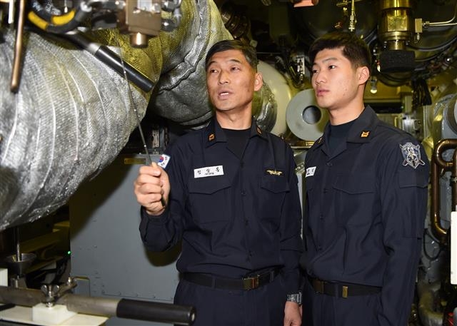 해군 창군 이래 처음으로 부자(父子)가 같은 잠수함에서 근무 중인 정상봉(왼쪽) 준위와 아들 정한민 하사.  해군 제공
