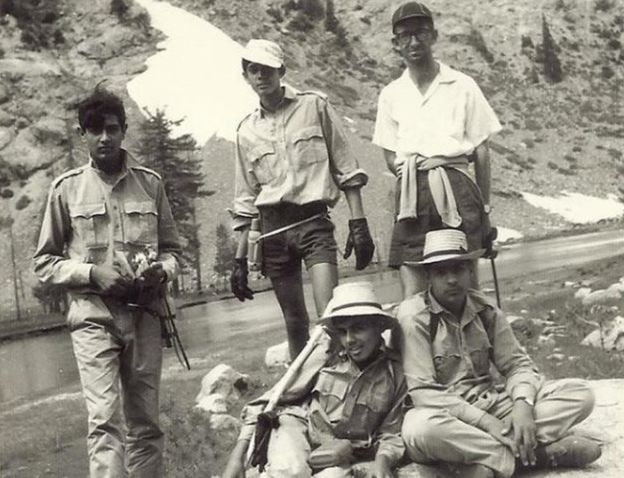 학생들과 함께 파키스탄의 북부 산악 지대를 트레킹하는 것이 랭글랜즈(뒷줄 오른쪽) 소령의 큰 즐거움이었다.