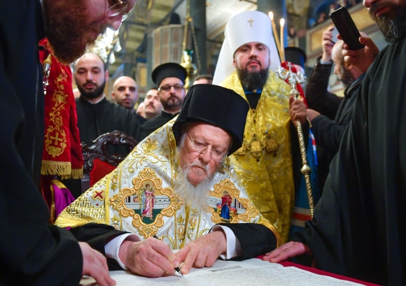 우크라정교 자치권 서명…종교도 러시아서 독립 
