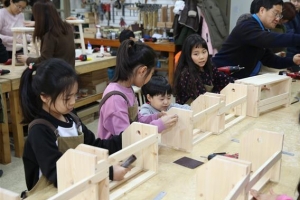 망치질 척척 책꽂이 완성 뚝딱…어린 목수들, 소목장 안 부럽네