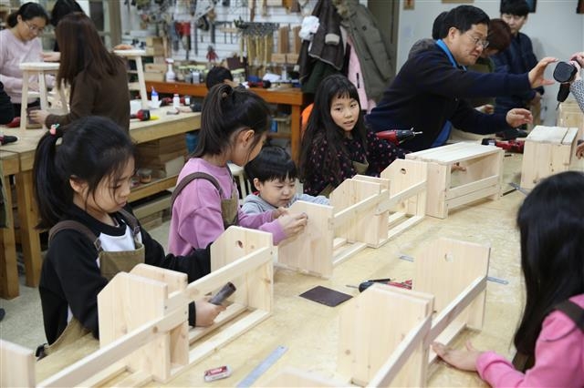 6일 서울 도봉구 희망목재문화체험장에서 열린 체험학습에 참여한 어린이들이 목재 책꽂이 만들기에 열중하고 있다.  도봉구 제공