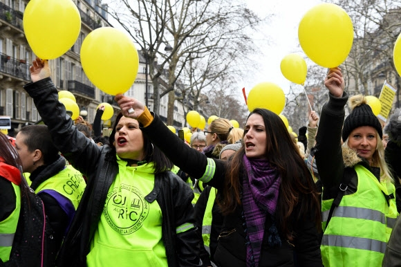 평화 시위 촉구하는 ‘노란 풍선’ 