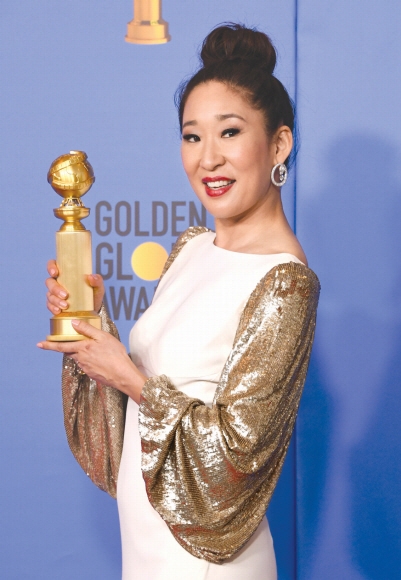 6일(현지시간) 열린 제76회 골든글로브 시상식에서 드라마 부문 여우주연상을 수상한 한국계 배우 산드라 오. AFP 연합뉴스