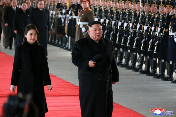 중국으로 출발하는 김정은 국무위원장과 리설주 여사