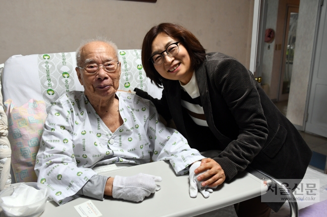 은수미 성남시장이 7일 관내에 거주하는 김 전 회장의 자택을 찾은 은 시장은 손을 맞잡고 안부를 물으며 건강을 살폈다. 2019.01.07. 성남시 제공.