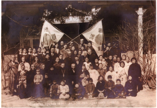 해방된 한국에서 러시아 정교회 한국선교회 50주년을 맞이한 한국인 정교도들의 모습.