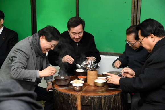 민생 행보 李총리, 송해와 국밥 점심 