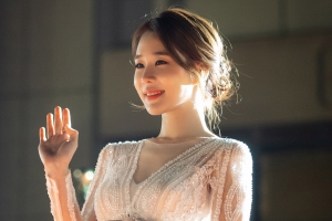 ‘진심이 닿다’ 유인나, ‘우주여신’ 드레스 자태 “레드카펫 위 반짝”