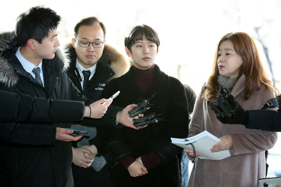 ‘비공개 촬영회’를 폭로한 유튜버 양예원(오른쪽 두번째)이 구속기소된 촬영자 모집책 최모씨(46)의 선고공판이 열린 9일 오전 서울 마포구 서부지법으로 들어서며 취재진의 질문을 받고 있다. 연합뉴스
