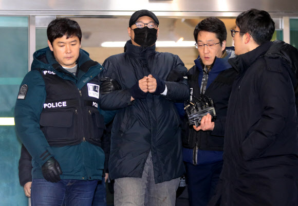 경찰, ‘의사 살해’ 용의자 박모씨 기소의견으로 검찰 송치  병원에서 진료를 받던 중 의사를 살해한 혐의(살인)를 받는 박 모 씨가 9일 서울 종로경찰서에서 검찰로 송치되고 있다. 2019.1.9 연합뉴스