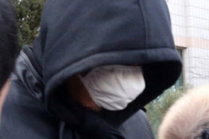 [포토] 존속살해 피의자, 영장실질심사 마치고 법원 나서