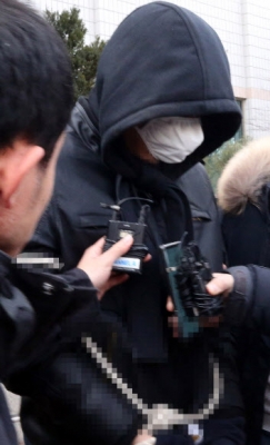 [포토] 존속살해 피의자, 영장실질심사 마치고 법원 나서