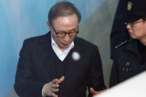 [포토] ‘법정가는 중 대화’ 이명박 전 대통령