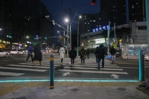 서초, 스몸비 안전 지킴이 ‘LED 바닥 신호등’ 설치