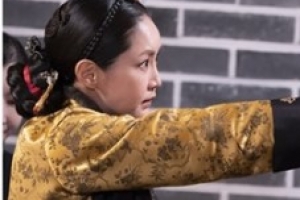 ‘황후의 품격’ 최진혁 향해 총 겨눈 신은경 포착 ‘살벌한 분위기’