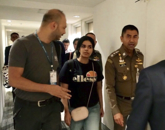 가족의 학대를 피해 달아나다 억류됐던 사우디아라비아의 10대 소녀 라하프 무함마드 알-쿠눈(18)이 태국 방콕 수완나품 공항을 떠나고 있다. 2019.1.9  AP 연합뉴스