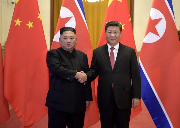 김정은(왼쪽) 북한 국무위원장 · 시진핑(習近平) 중국 국가주석 AP 연합뉴스