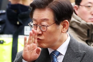 [포토] ‘쉿’ 지지자들 자제시키는 이재명 경기지사