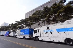 [서울포토] 앙승태 검찰 출두 D-1… 줄지어 서있는 중계차량들