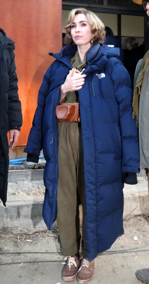 할리우드 배우 메간 폭스가 10일 강원 춘천시의 영화 촬영 현장에서 최문순 강원도지사를 만나기 위해 기다리고 있다. 메간 폭스는 영화 ‘장사리 9.15’ 촬영을 위해 춘천을 찾았다. 2019.1.10  연합뉴스