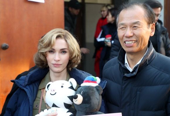 할리우드 배우 메간 폭스가 10일 강원 춘천시의 영화 촬영 현장에서 최문순 강원도지사와 함께 기념촬영을 하고 있다. 메간 폭스는 영화 ‘장사리 9.15’ 촬영을 위해 춘천을 찾았다. 2019.1.10  연합뉴스