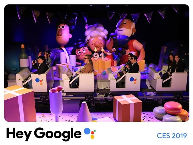 9일(현지시간) 미국 라스베이거스에서 열리고 있는 CES 2019에서 관람객들이 구글의 인기 전시물 ‘구글 어시스턴트 라이드’ 체험을 하고 있다.
