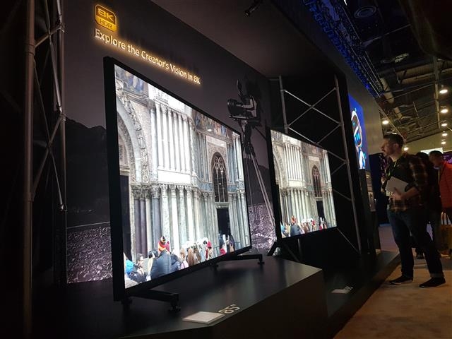 CES 2019에서 소니가 전시한 8K 액정표시장치(LCD)TV. 화소 하나하나에 백라이트를 적용해 더 밝고 큰 명암비를 구현했다.