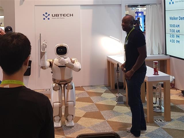 CES 2019에서 유비테크가 로봇 기술을 시연하는 장면. 가사도우미 로봇 ‘워커’가 사용자 요청에 따라 음악을 틀어준 뒤 춤을 추고 있다.