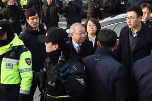 [양승태 소환] 대법원에 갑자기 등장한 검정 우산부대는?