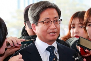 김명수 대법원장 “판사 공격은 부적절”…정치권 공세에 작심 발언
