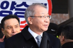 [서울포토] 자신을 규탄하는 메시지에 고개 돌린 양승태