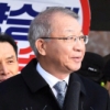 [서울포토] 자신을 규탄하는 메시지에 고개 돌린 양승태
