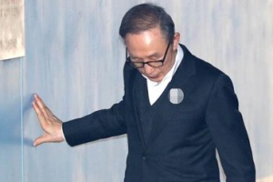 [포토] 힘겨운 듯 벽 짚으며 법정 향하는 MB