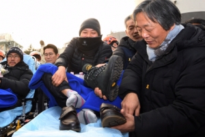 [서울포토] 새 신발 선물 받는 파인텍 노동자들