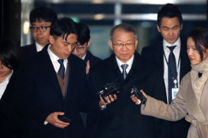 들어갈 때처럼 ‘묵묵부답’…양승태 전 대법원장 검찰 조사 14시간만에 귀가