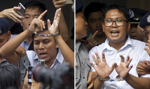 미얀마 군에 의한 로힝야족 학살 사건을 취재하다 1심에서 징역 7년형을 선고박은 로이터 소속 기자 초 소에 우(왼쪽)과 와 론. 이들이 신청한 항소를 양곤고법이 11일(현지시간) 기각했다.AP 연합뉴스 