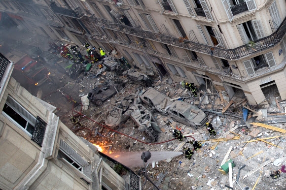12일(현지시간) 프랑스 파리 9구 트레비즈 거리의 한 빵집에서 가스 폭발 사고가 발생해 인근 도로가 파괴된 차량과 건물 잔해로 뒤덮여있다. 파리 AFP 연합뉴스   