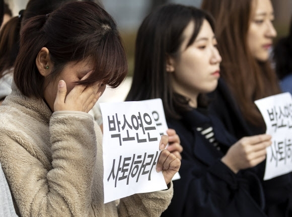 무분별한 안락사를 자행했다는 폭로가 나온 동물권단체 케어의 직원들이 12일 오후 서울 광화문광장에서 열린 박소연 케어 대표 사퇴 촉구 기자회견에서 참석자가 눈물을 닦고 있다. 연합뉴스