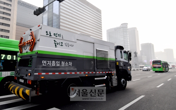 초미세먼지 주의보가 내려진 1일 서울 광화문에서 청소차량들이 미세먼지를 흡입하고 있다. 2019.1.14  박지환 기자 popocar@seoul.co.kr