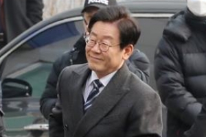 [포토] 이재명, 2차 공판 참석… 지지자 향해 환한 미소