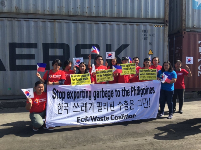 에코웨이스트연합 환경운동가들은 나머지 쓰레기도 한국으로 가지고 돌아가라고 요구하고 있다.