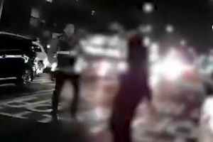 [영상]경찰 바디캠에 찍힌 암사역 흉기 난동범…삼단봉에 손목 맞고 쓰러져