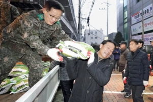 성북 ‘얼굴 없는 천사’ 올해도 쌀 300포 전달