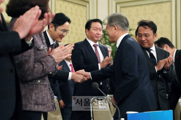 문재인 대통령이 15일 오후 청와대 영빈관에서 열린 ‘2019 기업인과의 대화’ 행사에 입장하며 이재용 삼성전자 부회장 등 참석자들과 인사하고 있다. 2019. 1. 15  도준석 기자 pado@seoul.co.kr