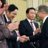 [서울포토] 이재용 삼성전자 부회장과 악수하는 문재인 대통령