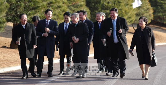 [서울포토] 문재인 대통령과 기업인들 ‘화기애애’